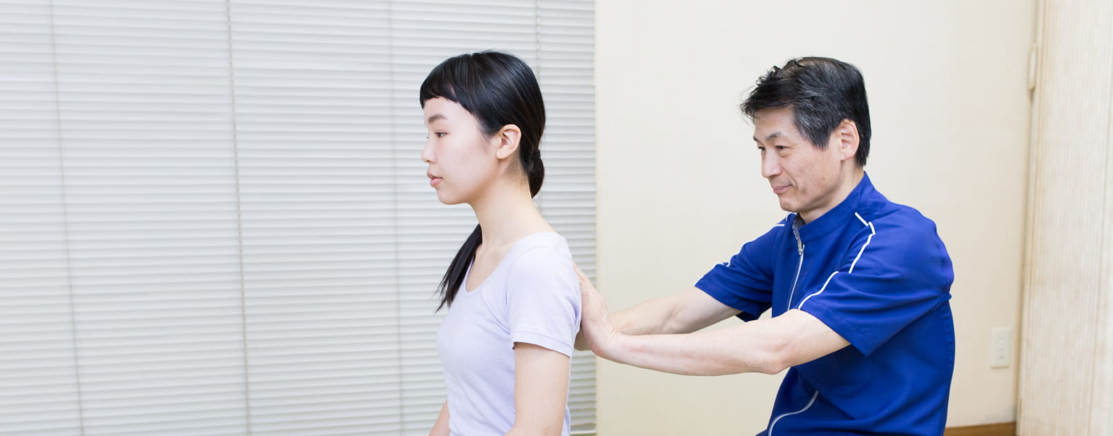 院長　笹岡 丈裕による施術の様子